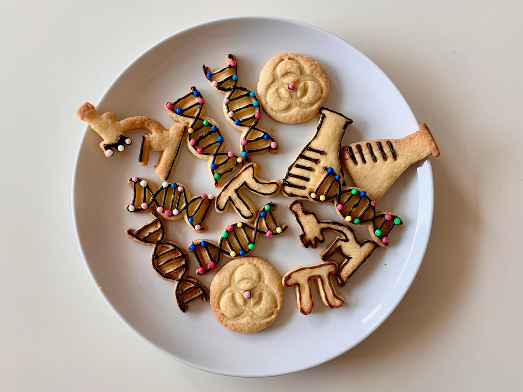 Dekorierte Kekse aus Keksausstechern für Wissenschaftler - DNA Kekse, Pi Kekse