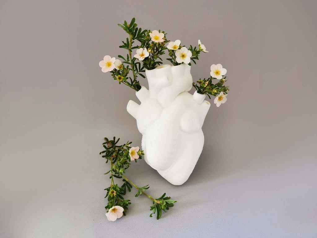 Anatomisches Herz Deko mit Blumen weiß als Vase Herzform