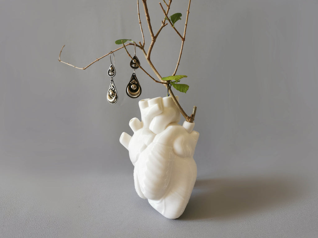 Vase Herzform mit Ohrringen als Anatomisches Herz Deko 