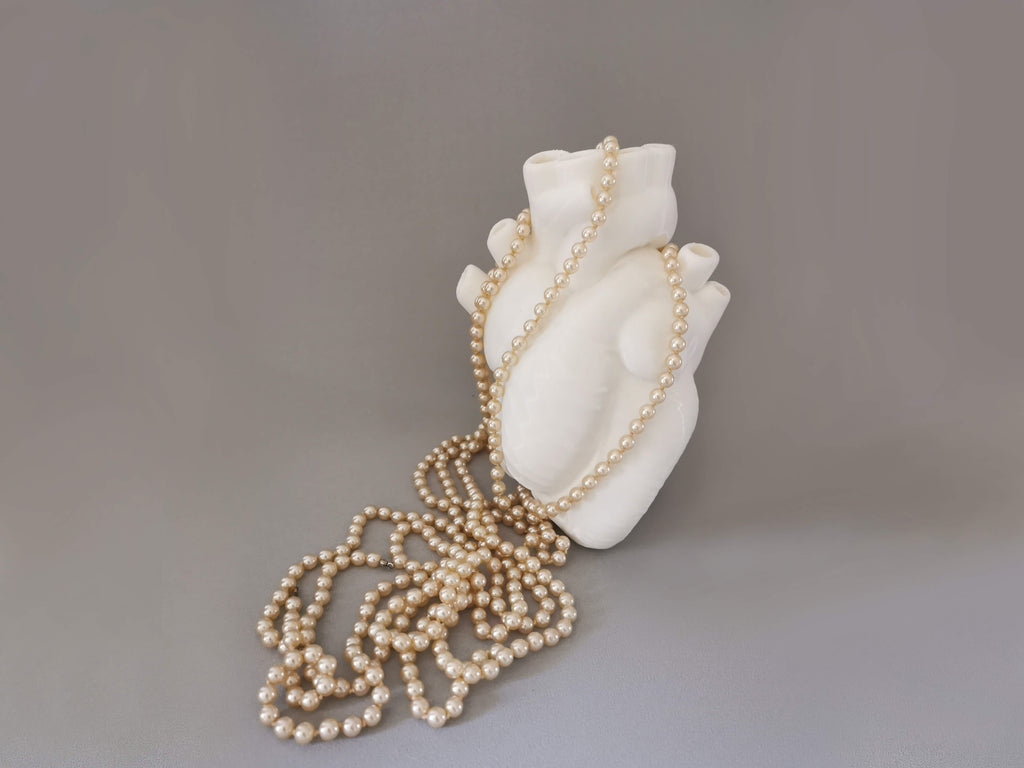 Vase Herzform mit Perlenkette als Anatomisches Herz Deko 