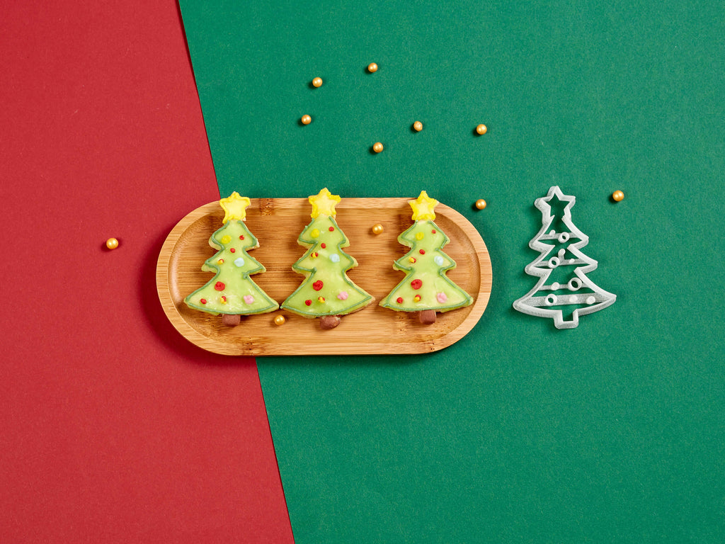 Weihnachtsbaum Keksausstecher mit glasierten Keksen
