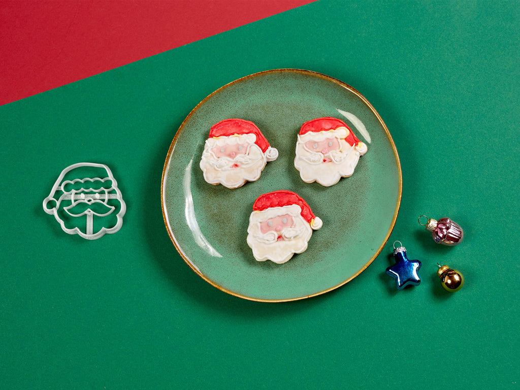 Weihnachtsmann Keksausstecher mit glasierten Keksen