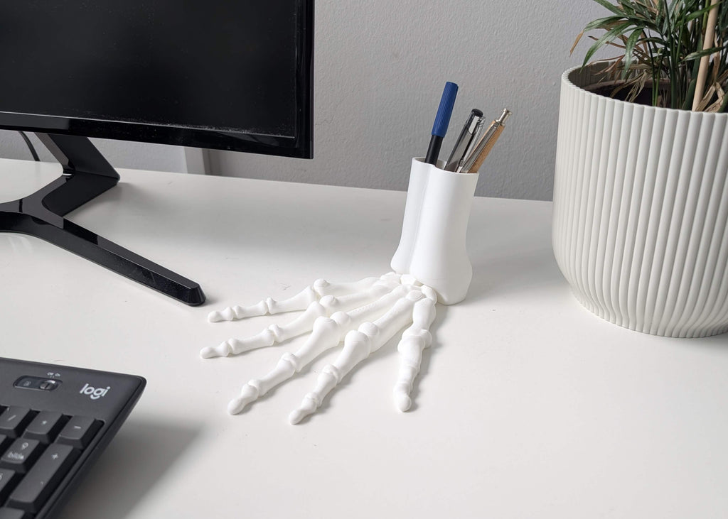 Hand Vase am Tisch mit Dekoration