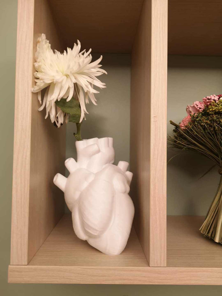 Herz Vase mit Blumen im Regal
