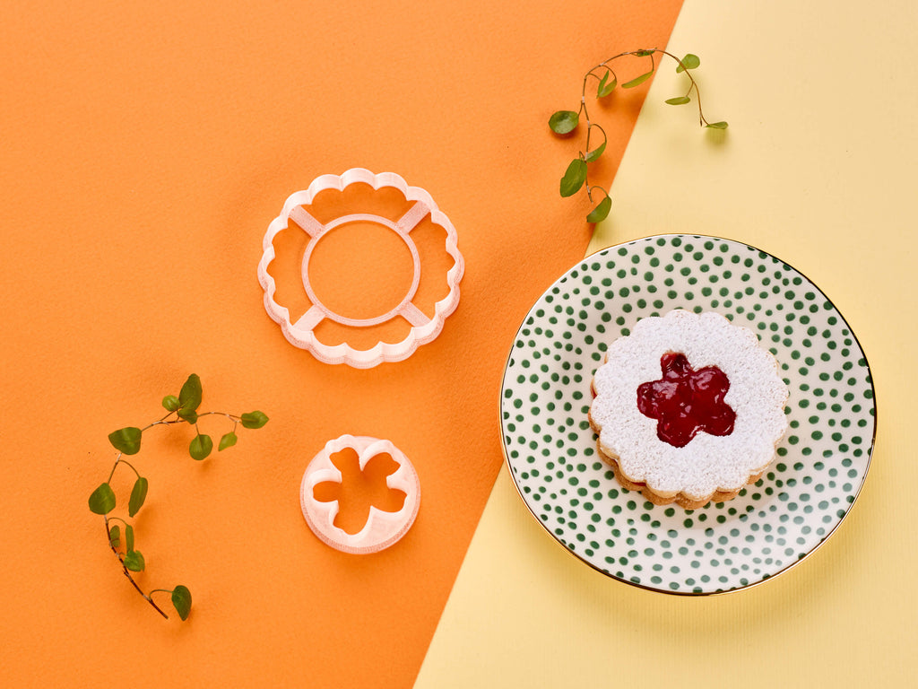 Linzer Augen Keksausstecher Blume mit Keks dekoriert