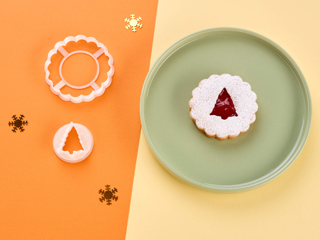 Linzer Augen Keksausstecher Tannenbaum mit Keks dekoriert