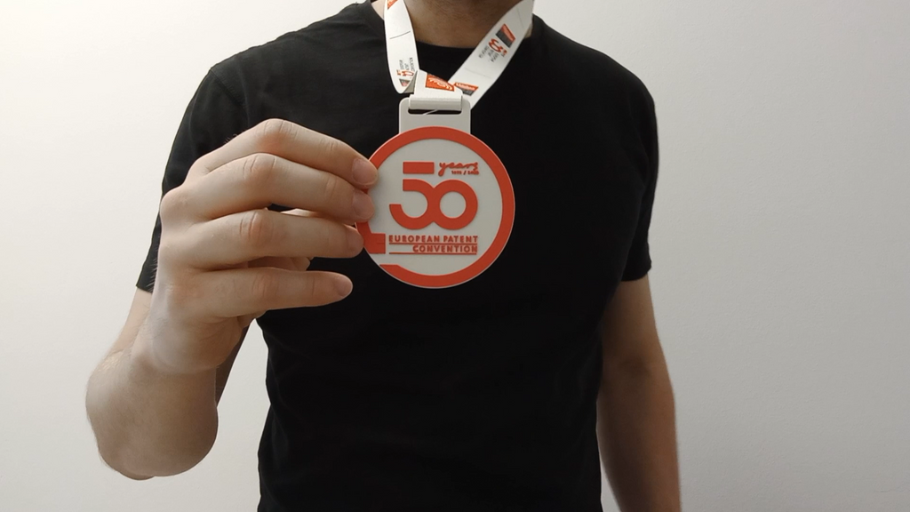 Personalisierte Medaille hergestellt mit 3D Druck in Hand von Mann