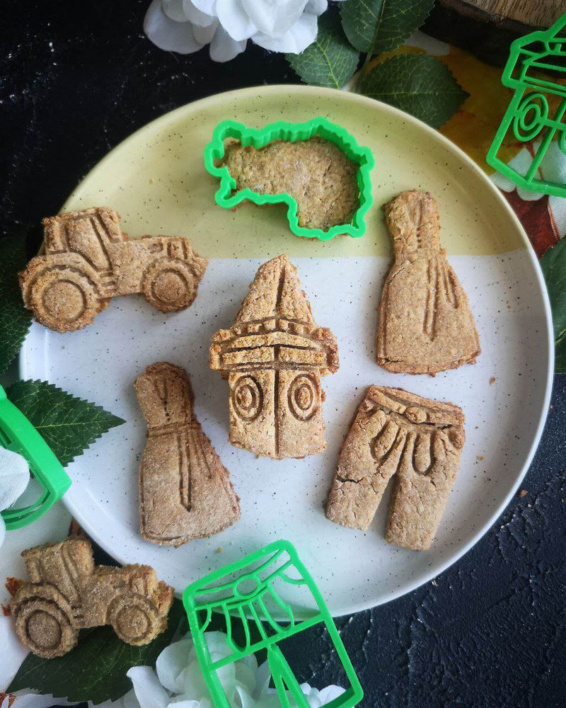 Steirische Keksausstecher mit Traktor Kekse, Lederhosen Kekse und Uhrturm Kekse