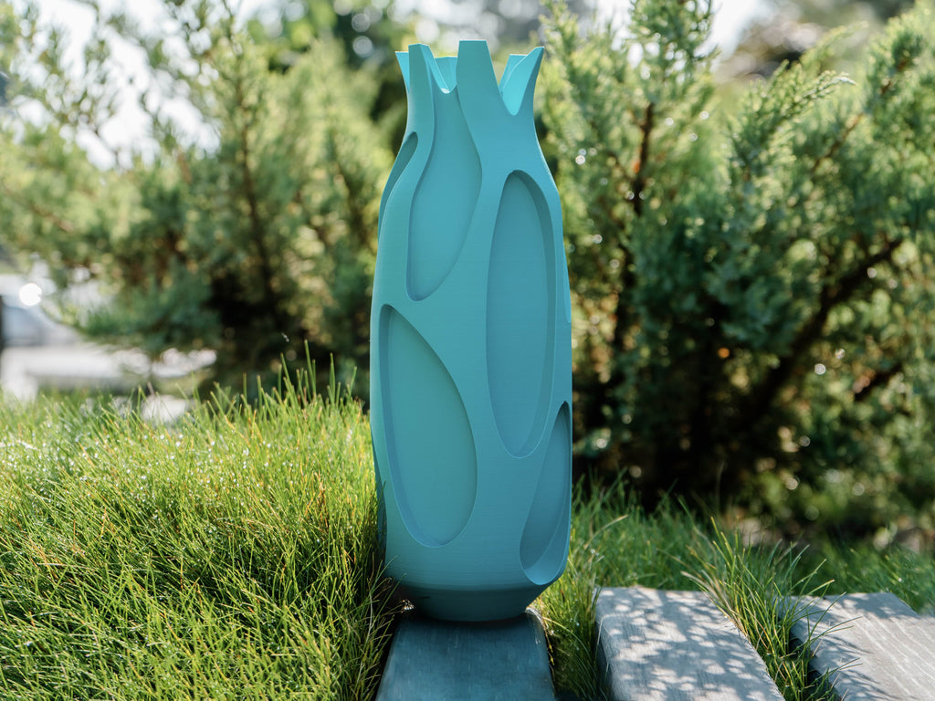 Türkise Vase im Freien in organsicher Form