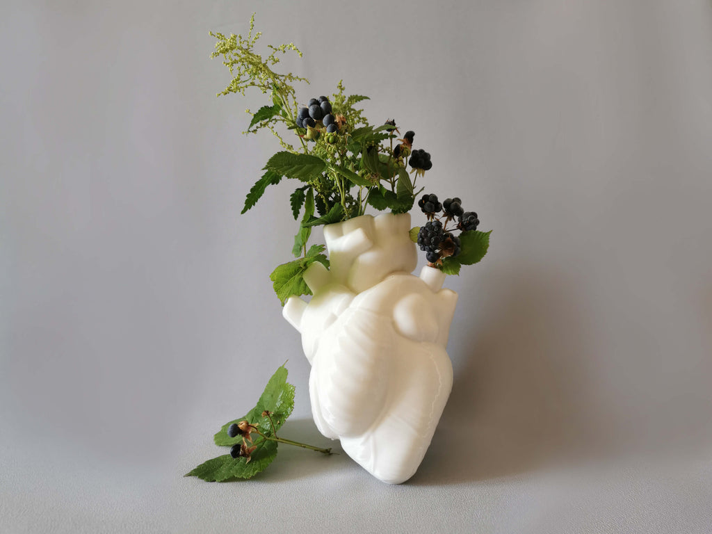 Vase Herzform mit Beeren als Anatomisches Herz Deko 