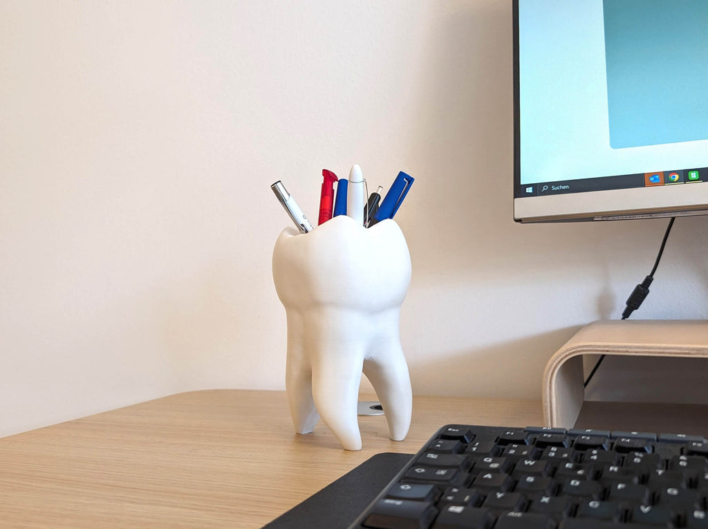 Zahn Deko am Schreibtisch mit Stiften befüllt